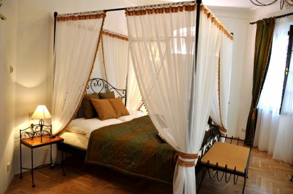 μεταλλικό κρεβάτι με ουρανό κρεβάτι ρομαντικό υπνοδωμάτιο