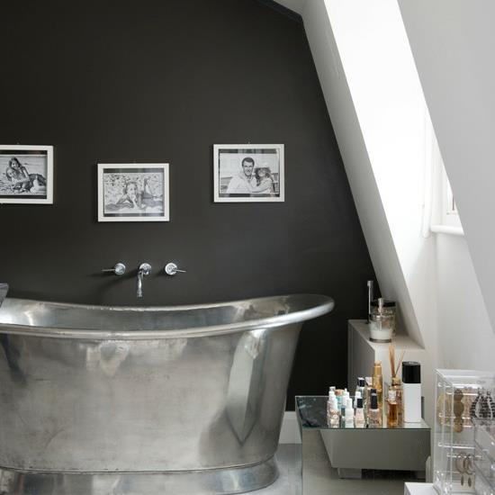 μεταλλική μπανιέρα μαύρο τοίχο μπάνιο