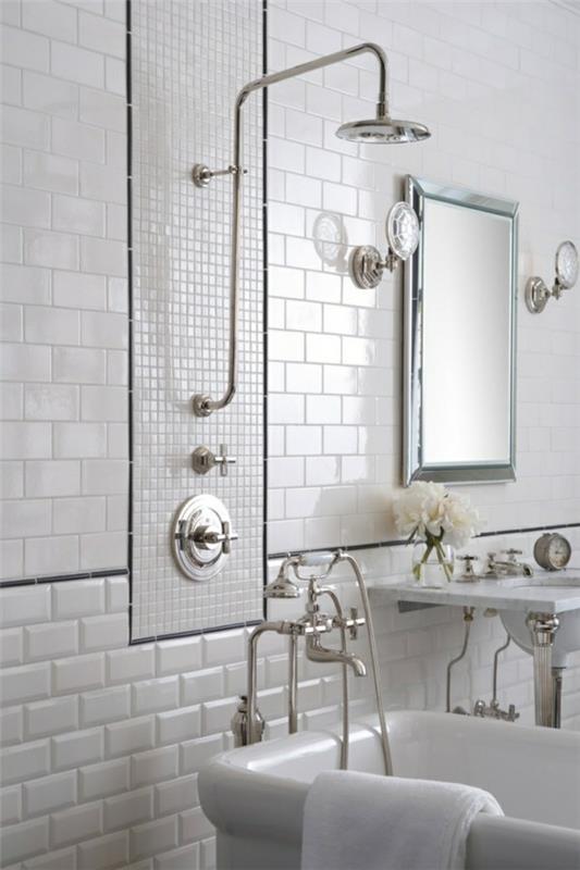 πλακάκια μετρό μπάνιο λευκοί τοίχοι φώτα τοίχου μπανιέρα