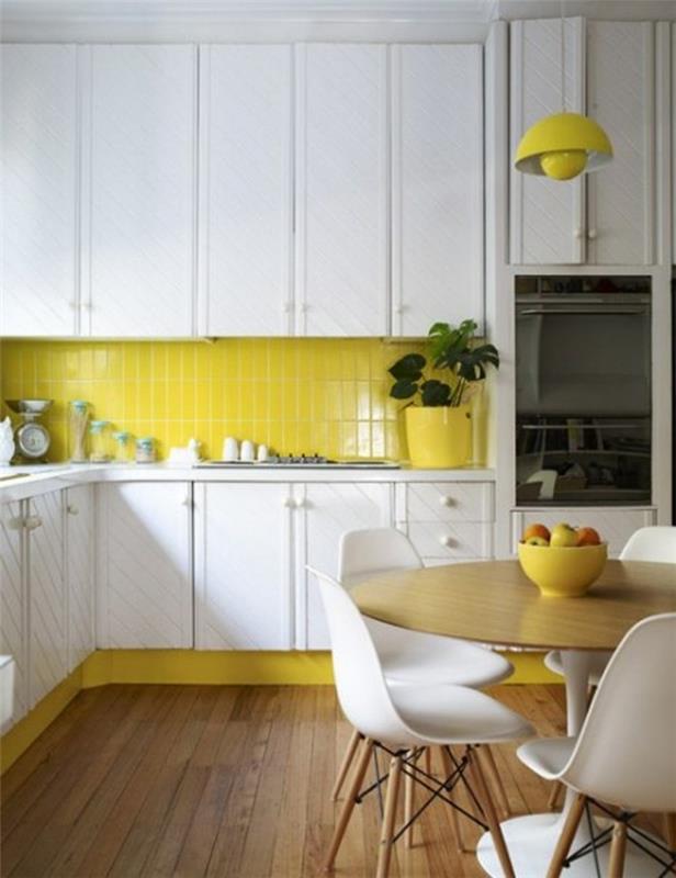πλακάκια μετρό κίτρινα πλακάκια τοίχου κουζίνα ξύλινο πάτωμα λευκά ντουλάπια κουζίνας