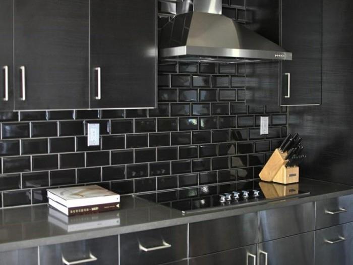 Ιδέες επίπλωσης κουζίνας πλακάκια μετρό μαύρα πλακάκια τοίχου