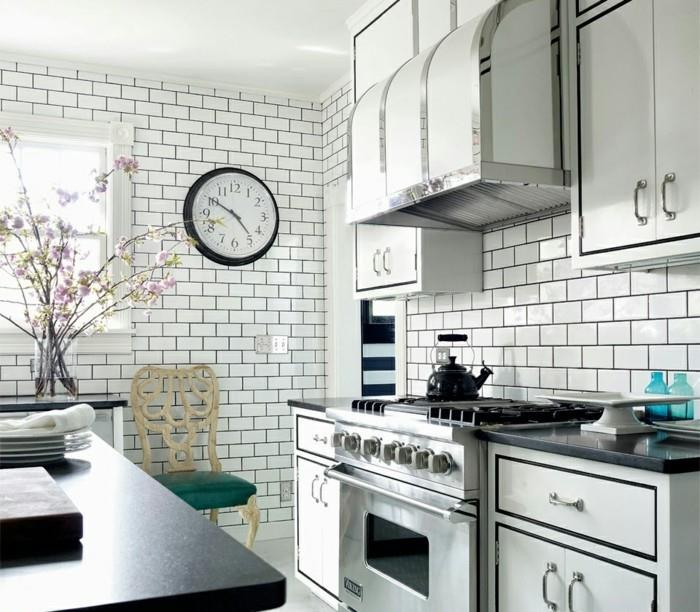 πλακάκια μετρό λευκά πλακάκια τοίχου λευκά ντουλάπια κουζίνας