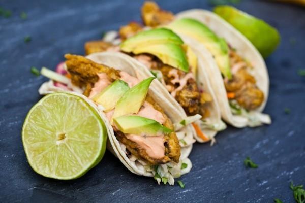 μεξικάνικα τρόφιμα tacos γεμάτα με ψάρια συν αβοκάντο και φέτες λεμονιού