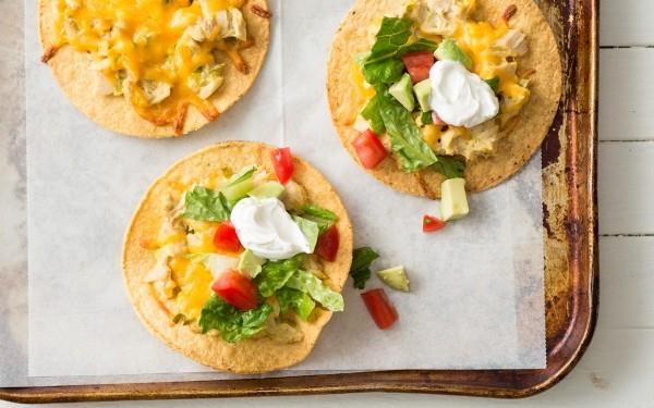 μεξικάνικο φαγητό veggie tostadas με κουνουπίδι και πολτοποιημένα λαχανικά