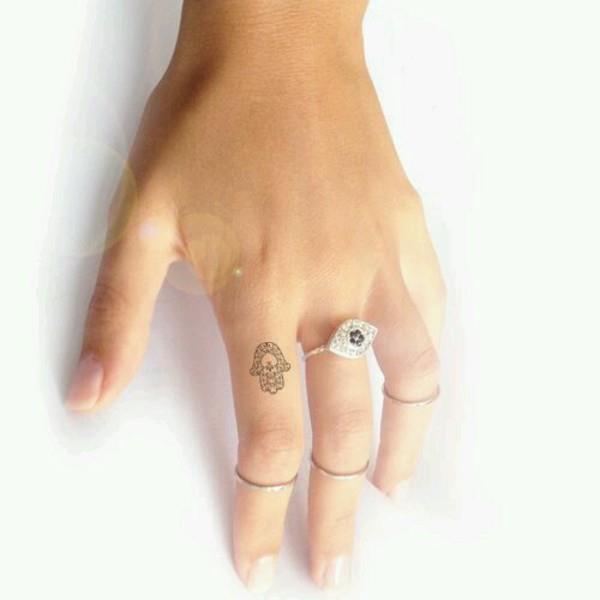 μίνι τατουάζ hamsa στο δάχτυλο
