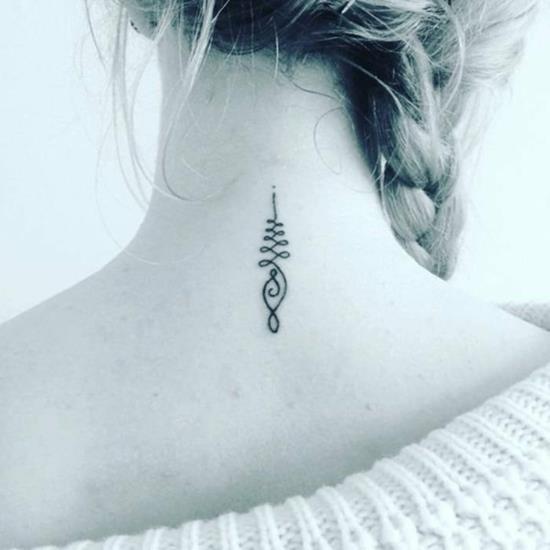 μίνι unalome τατουάζ σε λαιμό γυναίκες