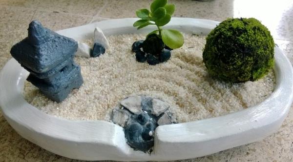 μίνι ζεν άμμος κήπος δημιουργούν πέτρες