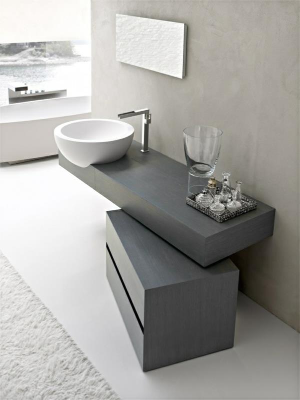 μινιμαλιστικές ιδέες μπάνιου μπανιέρα ξύλινη βάση ντουλάπι γκρι
