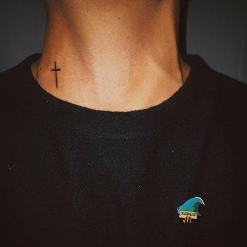 μινιμαλιστικά μικρά τατουάζ άνδρες σταυρός στο λαιμό