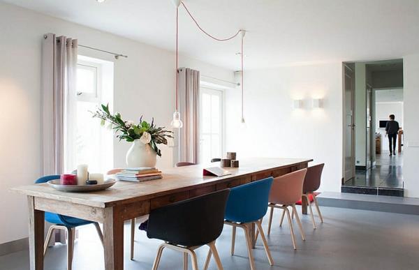 μινιμαλιστικό μοντέρνο έπιπλο τραπεζαρίας ξύλινο τραπέζι πολύχρωμες καρέκλες