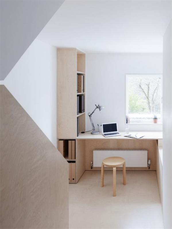 το μινιμαλιστικό γραφείο του σπιτιού με ελκυστική ατμόσφαιρα λευκό και γκρι κυριαρχείται από ανοιχτόχρωμο ξύλο και πολύ φως της ημέρας