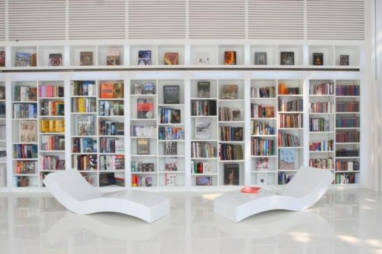 μινιμαλιστικός σχεδιασμός ξενοδοχείου η ξαπλώστρα της βιβλιοθήκης