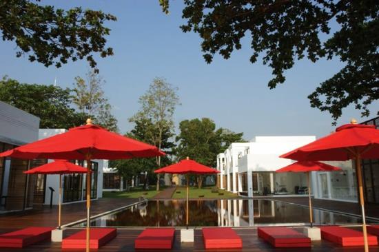 μινιμαλιστικός σχεδιασμός ξενοδοχείου η βιβλιοθήκη πισίνα κόκκινες ομπρέλες