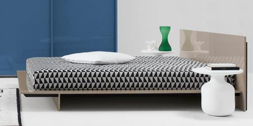 μοντέρνο κρεβάτι στο υπνοδωμάτιο στρώμα στρώμα μινιμαλιστικό σχέδιο