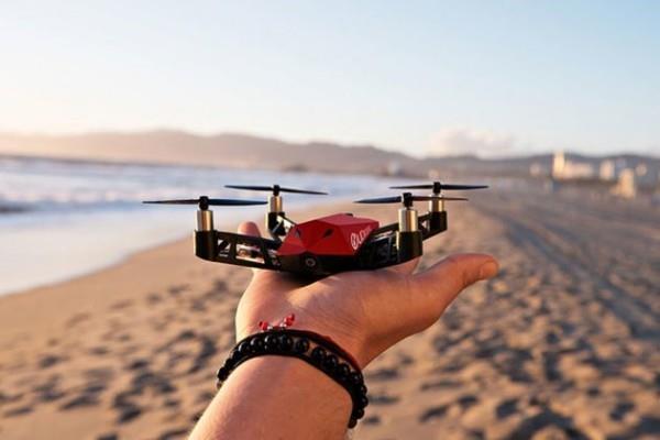 με το udrone drone στην παραλία