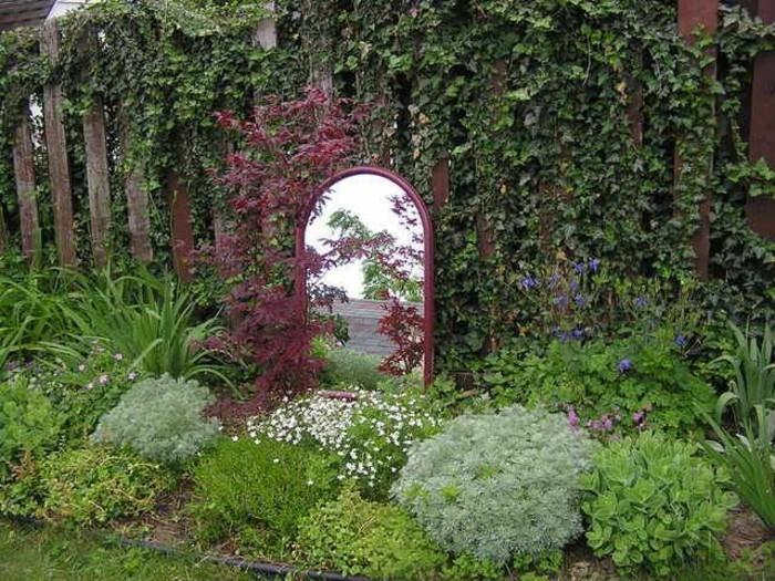 με-έναν-καθρέφτη-ο-κήπος-φαίνεται-πολύ-πιο-γοητευτικός