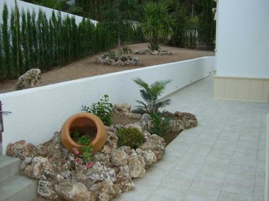 ιδέες σχεδιασμού μεσογειακής ατμόσφαιρας κήπου κυπαρίσσια φοίνικες