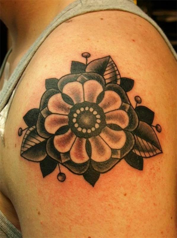 ιδέες τατουάζ άνω βραχίονα λουλούδι μαύρο και γκρι
