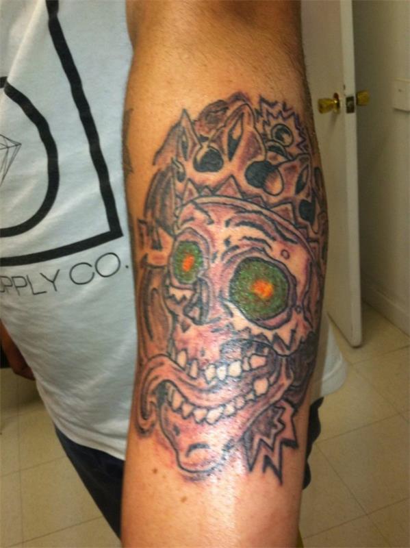 ιδέες για τατουάζ στο πάνω μέρος του βραχίονα πράσινα μάτια κρανίου
