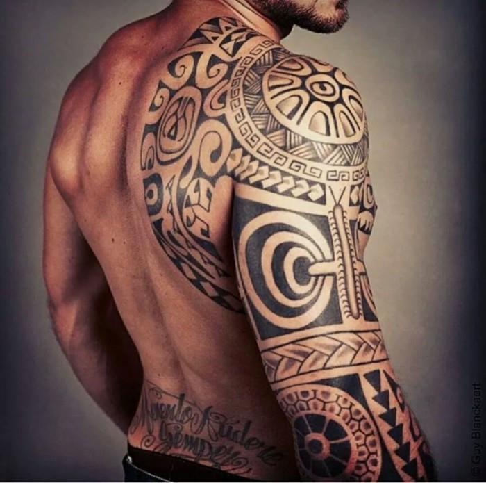 αρσενικό μαορί τατουάζ ώμο