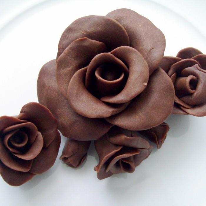 Ετοιμάστε σοκολάτα μοντελοποίησης με τριαντάφυλλα πλήρους γάλακτος