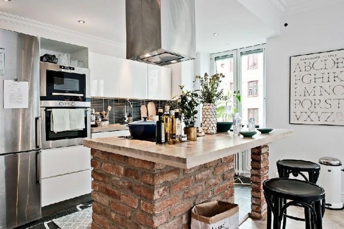 Το μοντέρνο σαλόνι στήνει μια σκανδιναβική κουζίνα με γωνίες από τούβλα και μαύρες καρέκλες