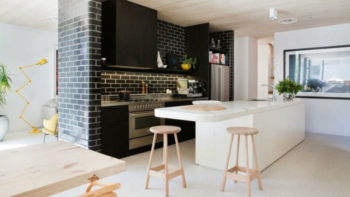 μοντέρνο ζωντανό λευκό νησί κουζίνας και μαύρα πλακάκια τοίχου