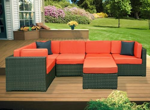 μοντέρνο σχεδιασμό στον κήπο καναπέ μπαστούνι κόκκινα μαξιλάρια ηλιόλουστη βεράντα
