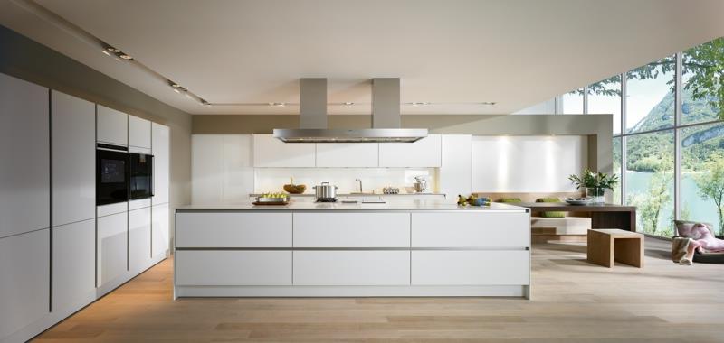 μοντέρνα κουζίνα λευκή κουζίνα νησί ψηλό γυαλιστερό ξύλινο πάτωμα