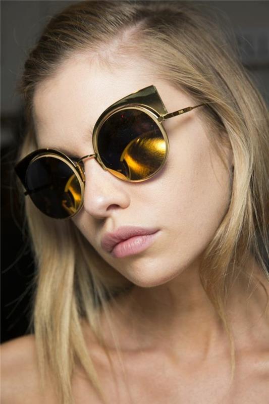 μοντέρνα γυαλιά ηλίου που αντανακλούν τις αξεσουάρ των γυναικείων τάσεων της μόδας