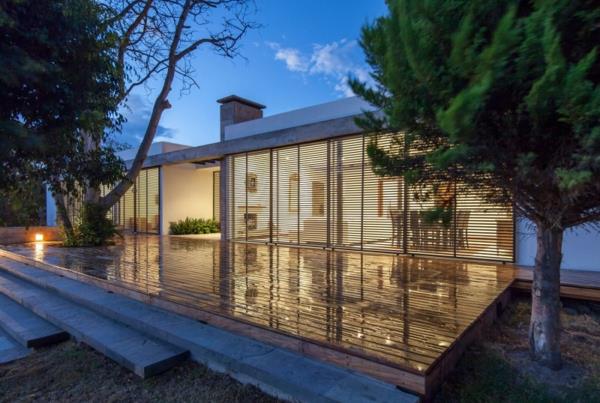 μοντέρνα αρχιτεκτονική σπίτι βεράντα ξύλο αβοκάντο ξύλο πλέγμα ζωντανό