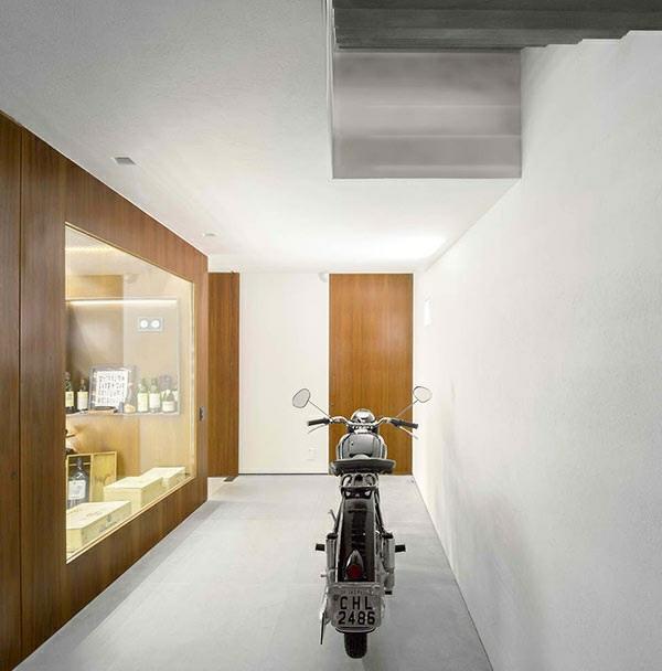 μοντέρνα αρχιτεκτονική και εσωτερική διακόσμηση p house brazil motorcycle hallway