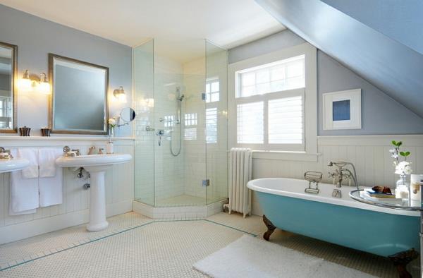 μοντέρνο μπάνιο με ανεξάρτητους μπλε νεροχύτες μπανιέρας