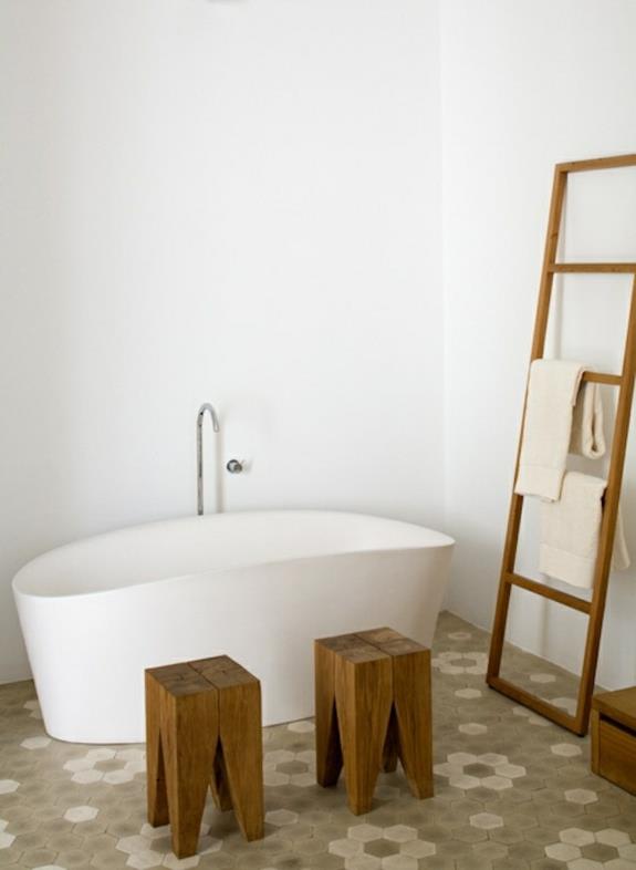 μοντέρνο μπάνιο ανεξάρτητη μπανιέρα ξύλινη σκάλα πετσέτας επίπλων