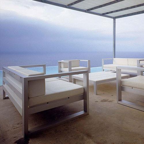 μοντέρνα βεράντα οροφής με σαλόνι με λευκή άμμο