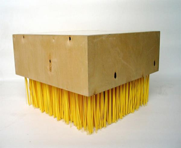 μοντέρνο πινέλο με κίτρινο τραπέζι