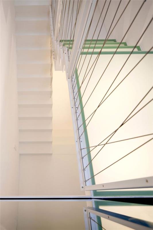 Μοντέρνα σκάλα επέκτασης σπιτιού λευκά σκαλοπάτια