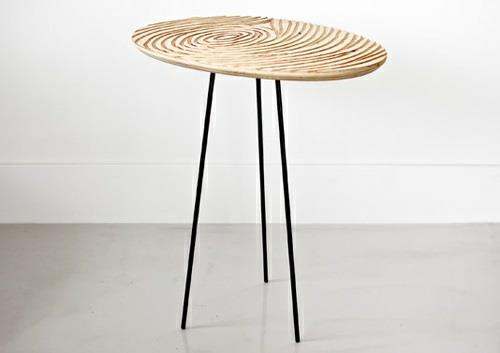 Μοντέρνα ξύλινα στοιχεία στο εσωτερικό σχέδιο - τραπέζι δακτυλικών αποτυπωμάτων