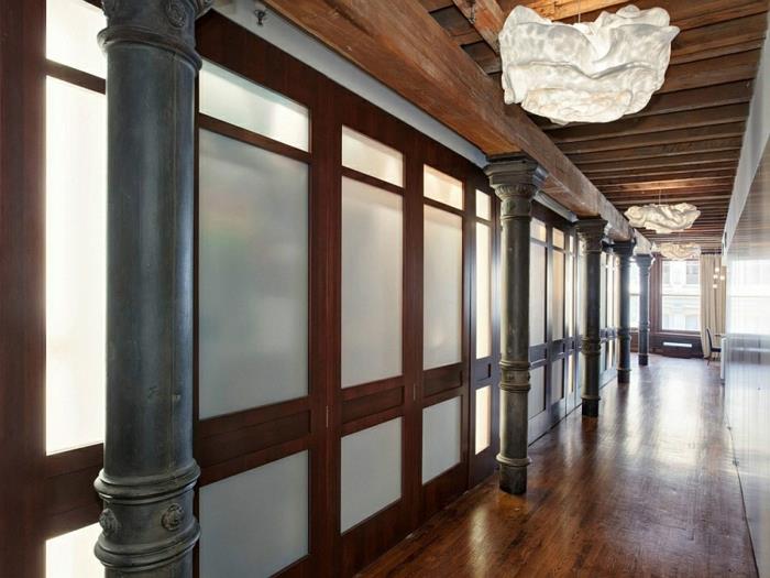 μοντέρνο ξύλινο εσωτερικό ρουστίκ ξύλινο πάτωμα ξύλινος πολυέλαιος οροφής Νέα Υόρκη διαμέρισμα πόλης