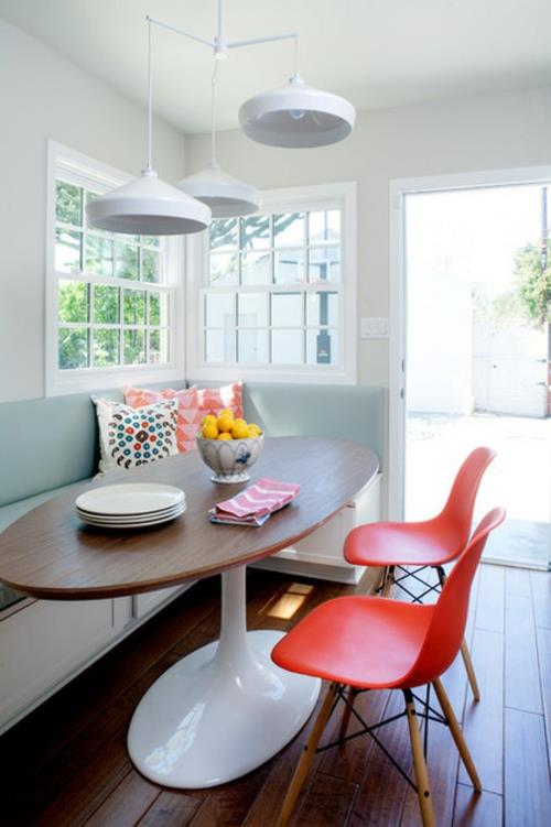 η μοντέρνα κουζίνα κάνει άνετες στο σπίτι κόκκινες καρέκλες