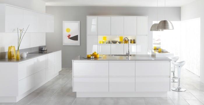 μοντέρνα κουζίνα λευκοί τοίχοι λευκά ντουλάπια κουζίνας και ανοιχτό γκρι δάπεδα