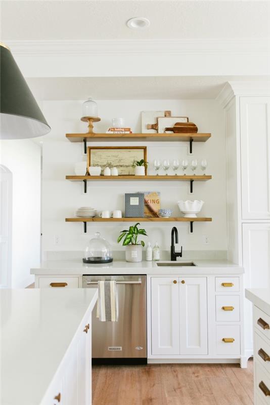 μοντέρνες κουζίνες σε λευκά ξύλινα ράφια τοίχου και ξύλινο πάτωμα