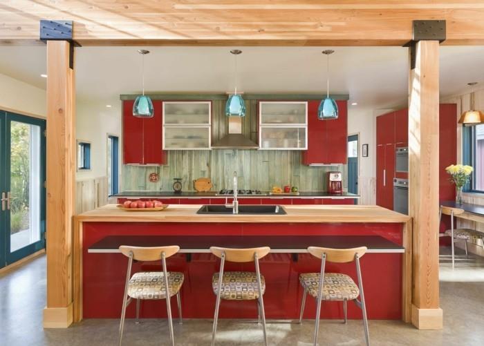 Οι σύγχρονες κουζίνες συνδυάζουν κόκκινο και ξύλο