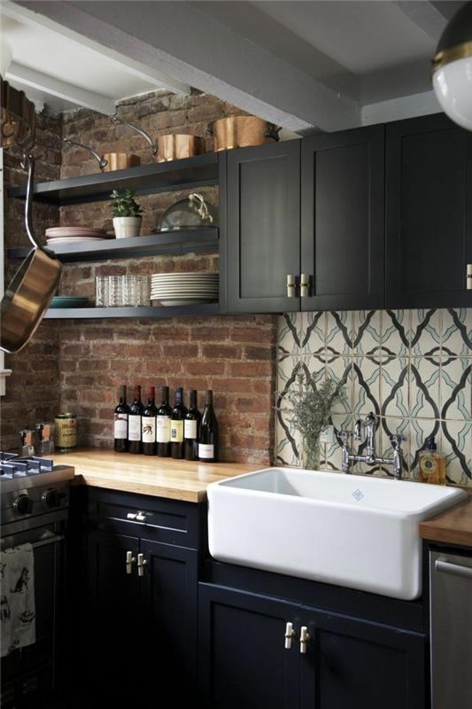 μοντέρνες κουζίνες μαύρα ντουλάπια κουζίνας και φανταχτεροί τοίχοι από τούβλα