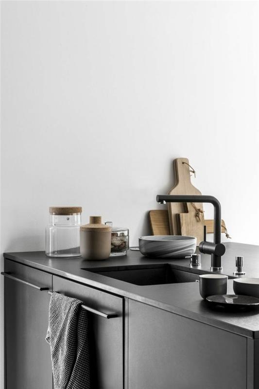 μοντέρνες κουζίνες μαύρα ντουλάπια κουζίνας και λευκοί τοίχοι δημιουργούν μια υπέροχη χρωματική αντίθεση