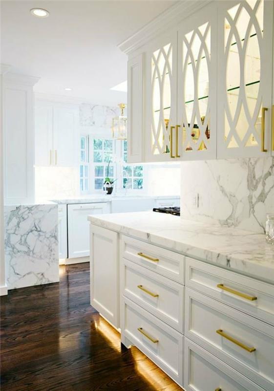 μοντέρνες κουζίνες λευκά ντουλάπια κουζίνας και τόνους σε χρυσό χρώμα