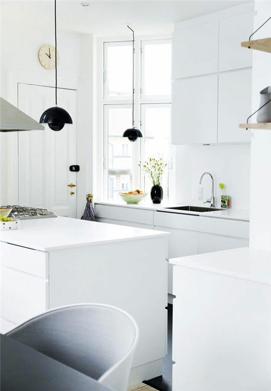 μοντέρνες κουζίνες λευκό σχέδιο μαύρα κρεμαστά φώτα