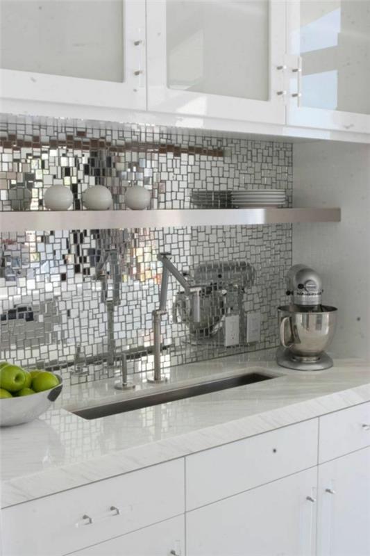 Μοντέρνες λευκές κουζίνες με καθρέφτες από γυαλιστερό πλακάκι