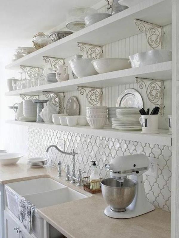 ψηλά γυαλιστερά ράφια καθρέφτες με πλακάκια Σύγχρονες λευκές κουζίνες