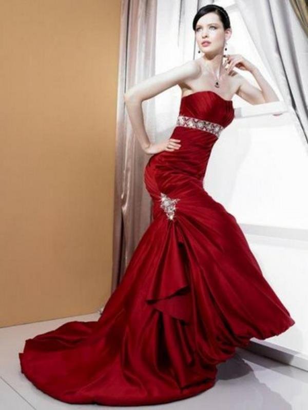 μακριά κόκκινα φορέματα με βραδινά φορέματα τάσης κοσμημάτων